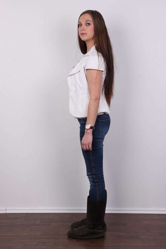 3. Download full pics of Simona (19) from czechcasting.com