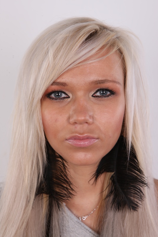 1. Download full pics of Viktorie (24) from czechcasting.com