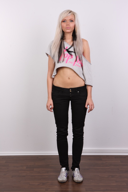 2. Download full pics of Viktorie (24) from czechcasting.com