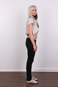 3. Download full pics of Viktorie (24) from czechcasting.com