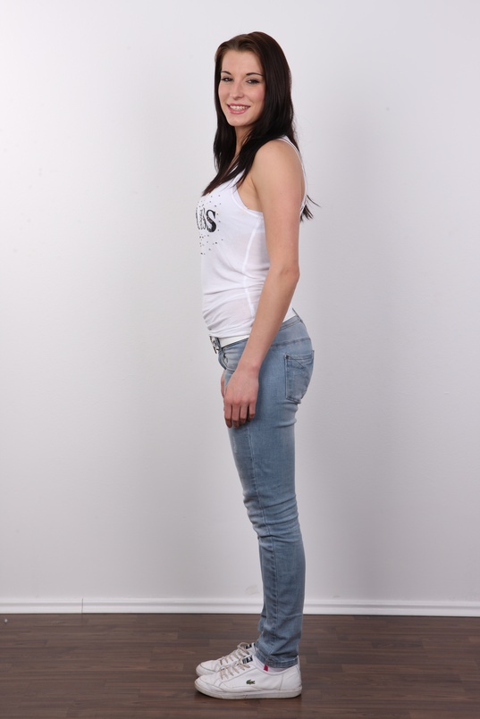 3. Download full pics of Saskia (20) from czechcasting.com