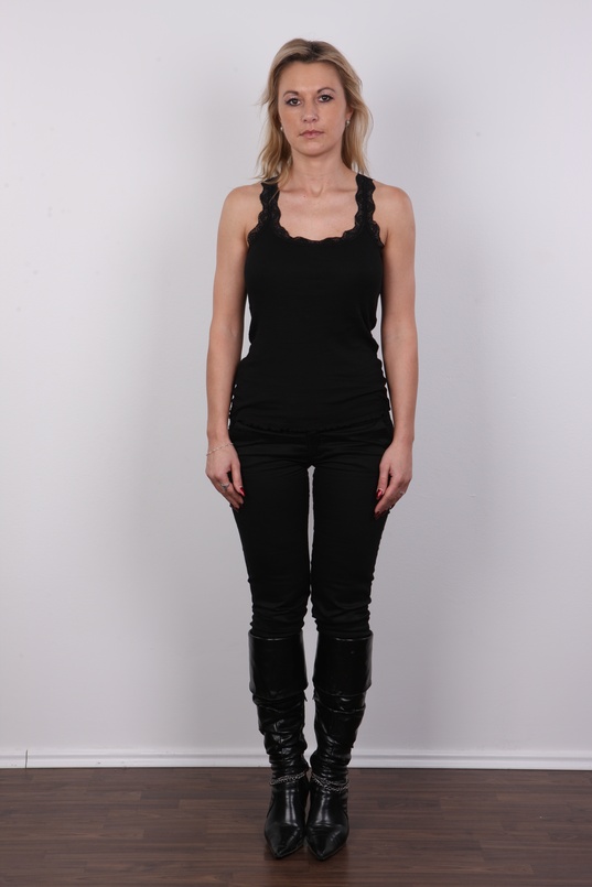 2. Download full pics of Renata (32) from czechcasting.com