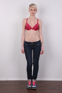 4. Download full pics of Karolina (18) from czechcasting.com