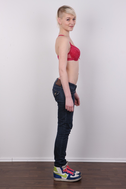 5. Download full pics of Karolina (18) from czechcasting.com