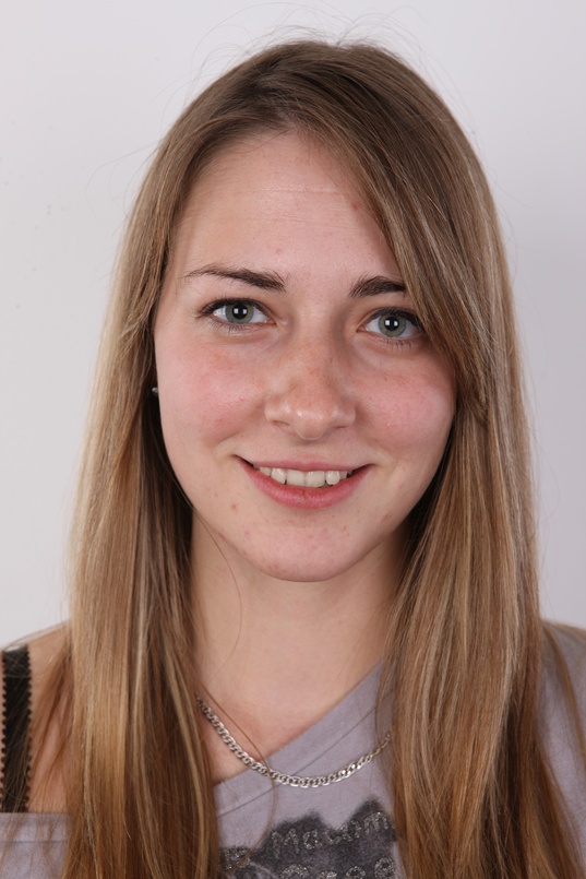 1. Download full pics of Denisa (21) from czechcasting.com