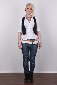 2. Download full pics of Emilie (27) from czechcasting.com