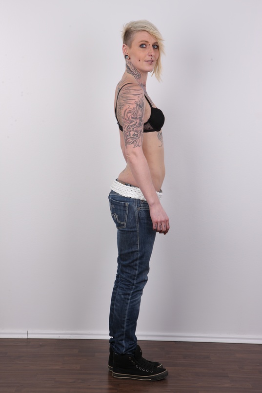 5. Download full pics of Emilie (27) from czechcasting.com