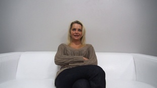 1. Download full pics of Linda (33) from czechcasting.com