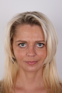 1. Download full pics of Linda (33) from czechcasting.com