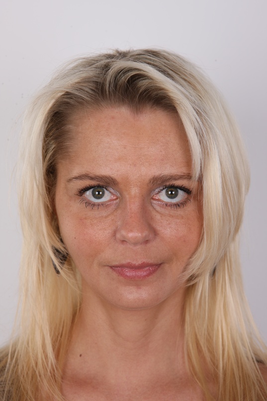 1. Download full pics of Linda (33) from czechcasting.com