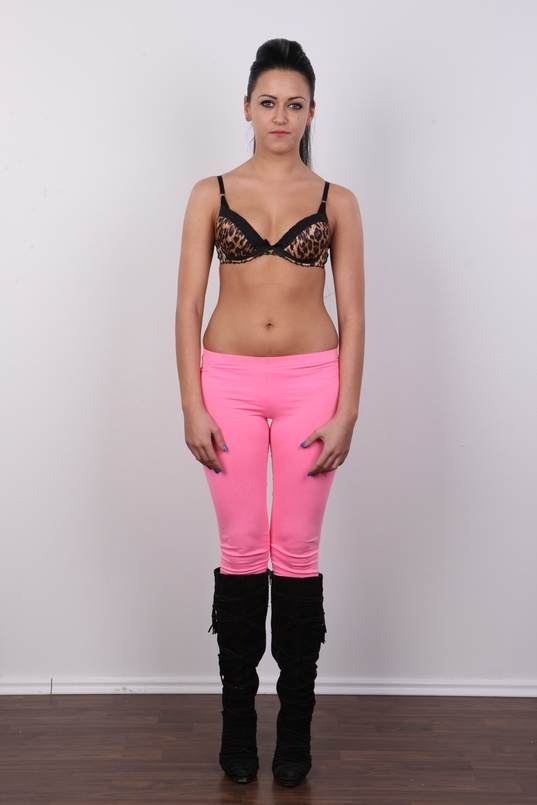 4. Download full pics of Veronika (19) from czechcasting.com