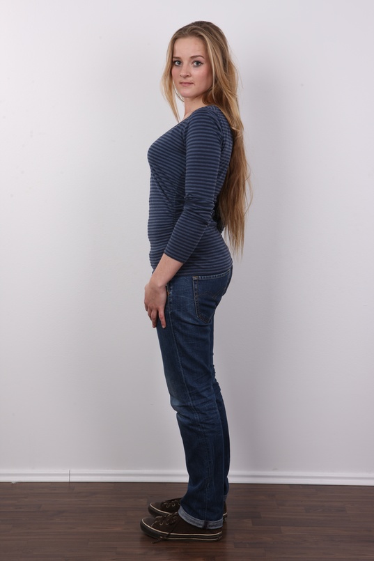 3. Download full pics of Anna (20) from czechcasting.com