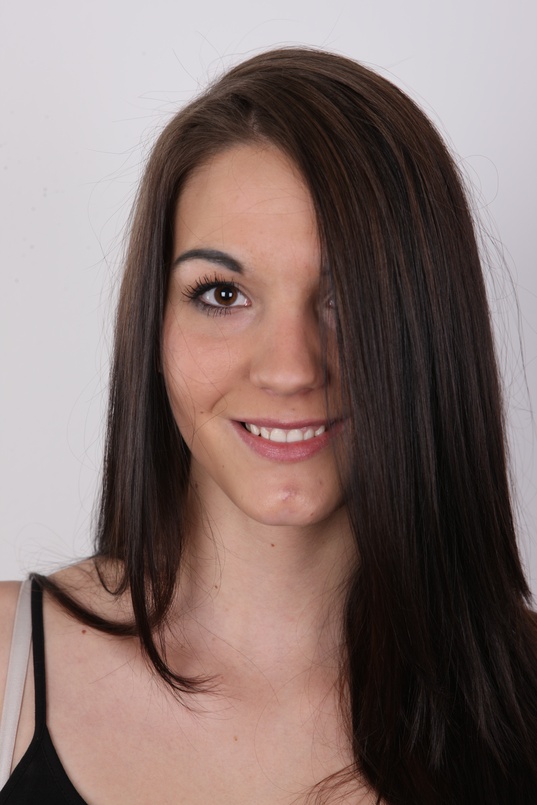 1. Download full pics of Zuzana (18) from czechcasting.com