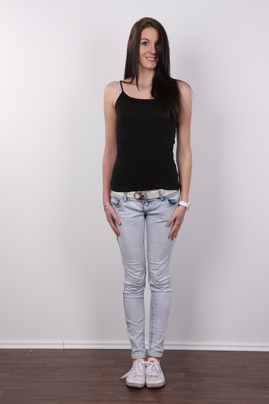 2. Download full pics of Zuzana (18) from czechcasting.com