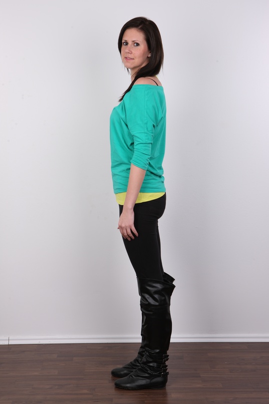 3. Download full pics of Klara (26) from czechcasting.com