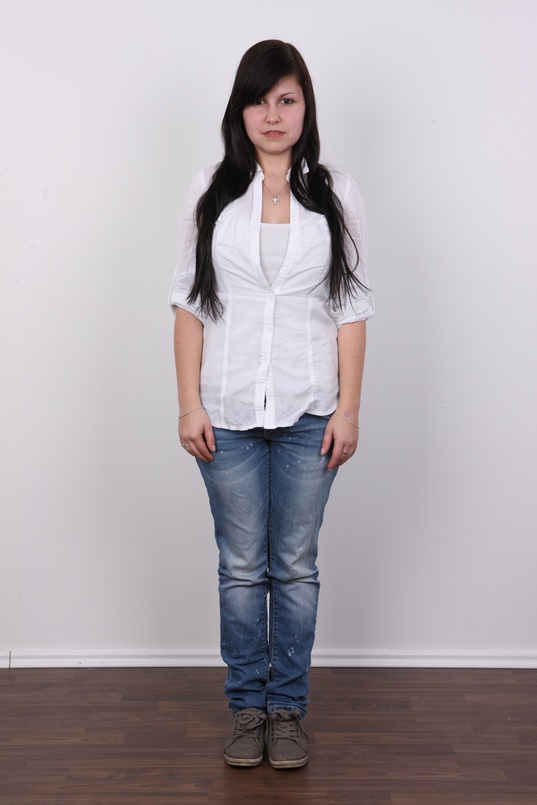 2. Download full pics of Zuzana (20) from czechcasting.com