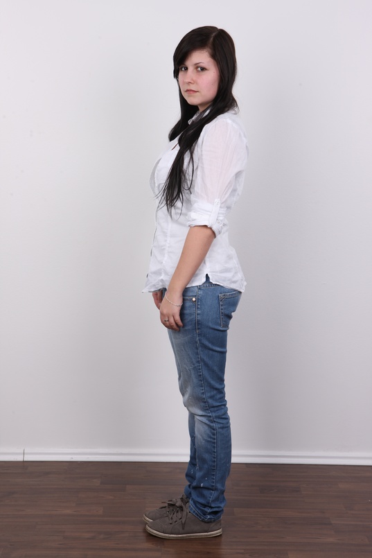 3. Download full pics of Zuzana (20) from czechcasting.com