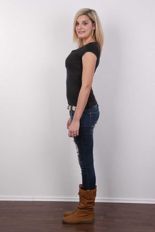 3. Download full pics of Zuzana (23) from czechcasting.com