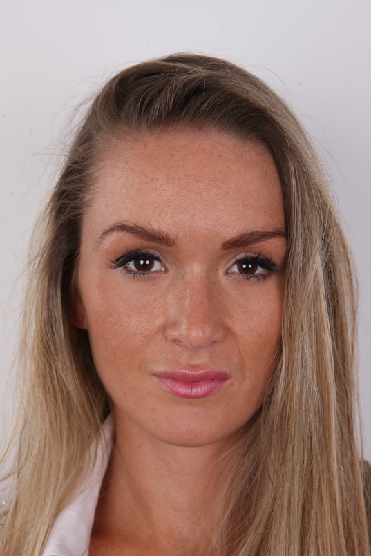 1. Download full pics of Lenka (24) from czechcasting.com