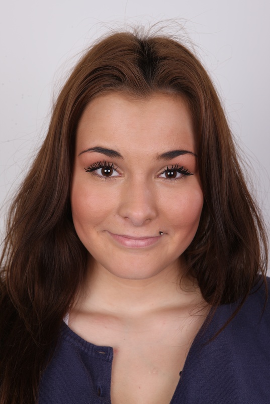 1. Download full pics of Daniela (18) from czechcasting.com
