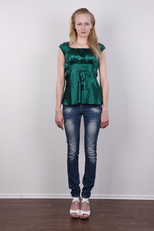 2. Download full pics of Nikol (21) from czechcasting.com