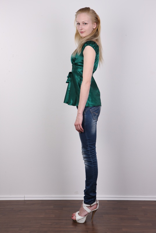 3. Download full pics of Nikol (21) from czechcasting.com