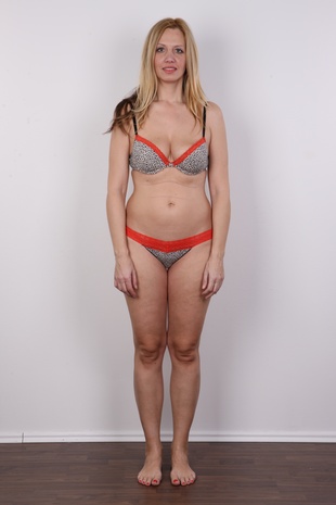 7. Download full pics of model Dita (33) from czechcasting.com