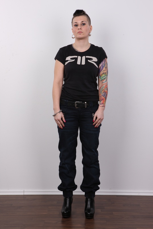 2. Download full pics of Veronika (27) from czechcasting.com