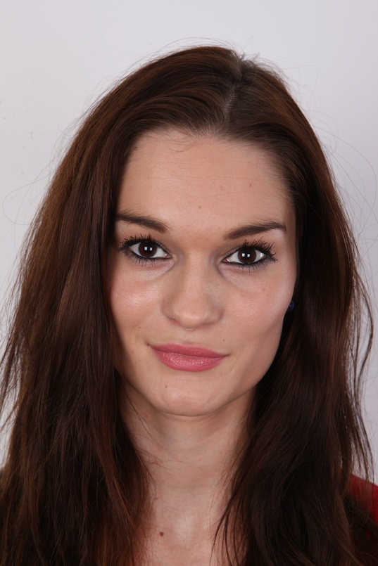 1. Download full pics of Sara (24) from czechcasting.com