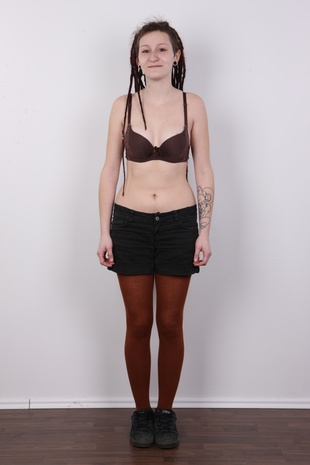 4. Download full pics of model Eva (21) from czechcasting.com