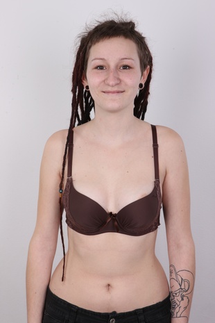 6. Download full pics of model Eva (21) from czechcasting.com