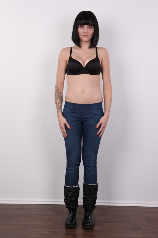 2. Download full pics of Anita (28) from czechcasting.com