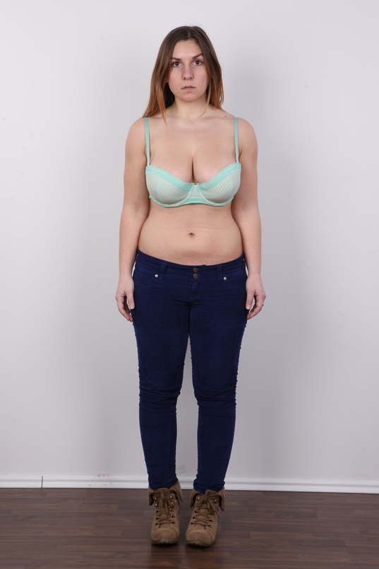 4. Download full pics of Klara (21) from czechcasting.com