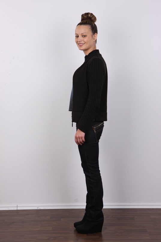 3. Download full pics of Katka (30) from czechcasting.com