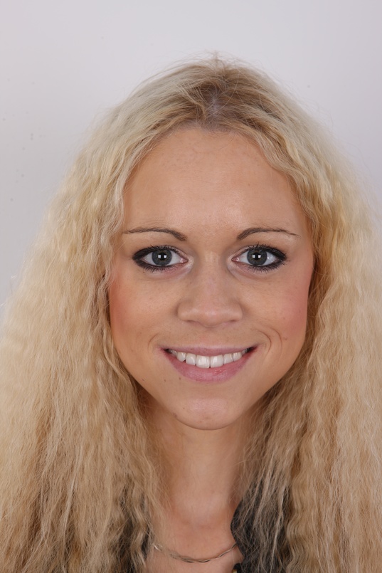 1. Download full pics of Sarka (24) from czechcasting.com