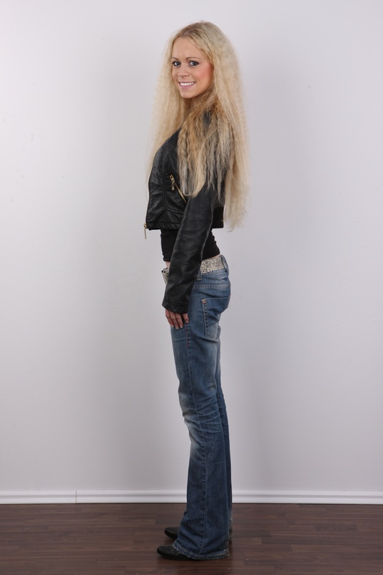 3. Download full pics of Sarka (24) from czechcasting.com