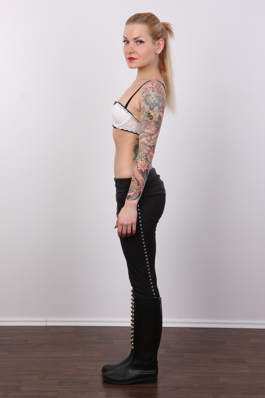 5. Download full pics of Sabina (23) from czechcasting.com