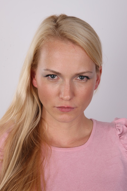 1. Download full pics of Vera (31) from czechcasting.com