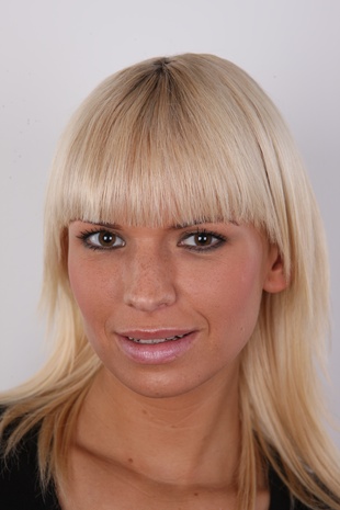 1. Download full pics of model Iveta (23) from czechcasting.com