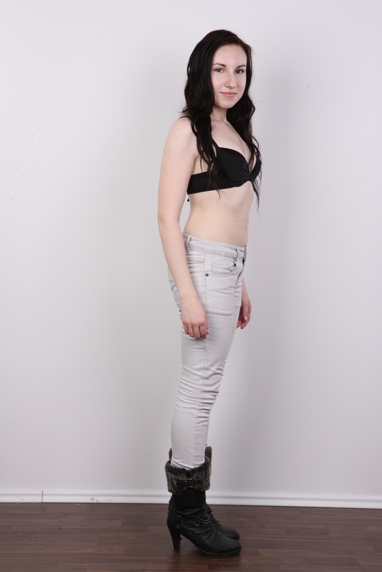 5. Download full pics of Jana (18) from czechcasting.com