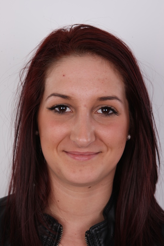 1. Download full pics of Sara (20) from czechcasting.com