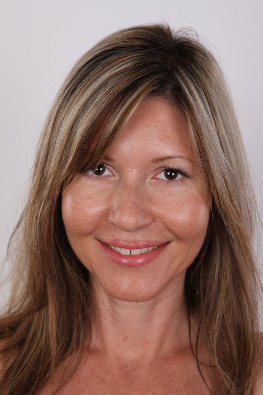 1. Download full pics of Martina (37) from czechcasting.com