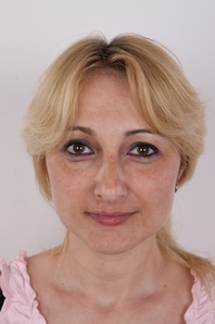 1. Download full pics of Jana (34) from czechcasting.com