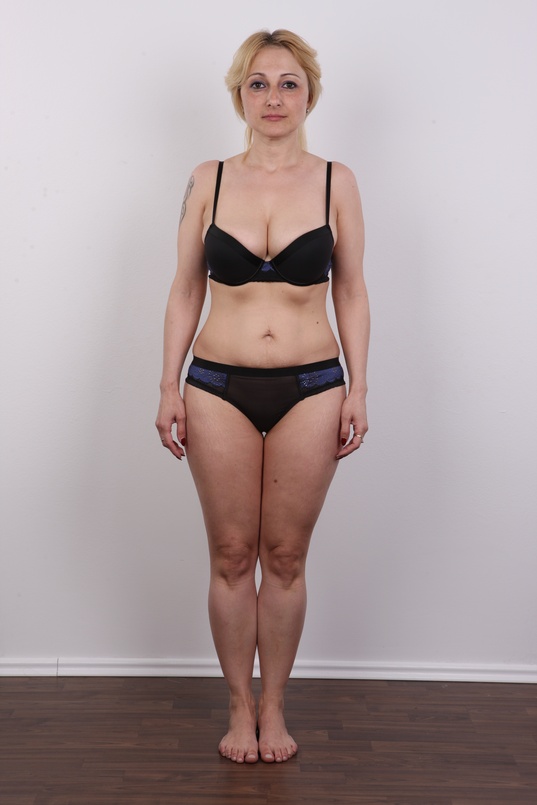 7. Download full pics of Jana (34) from czechcasting.com