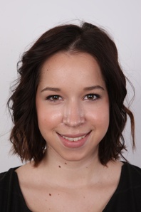 1. Download full pics of Simona (19) from czechcasting.com