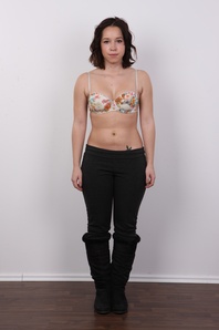 4. Download full pics of Simona (19) from czechcasting.com