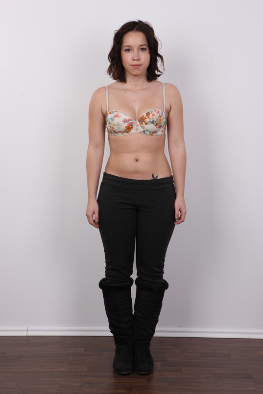 4. Download full pics of Simona (19) from czechcasting.com