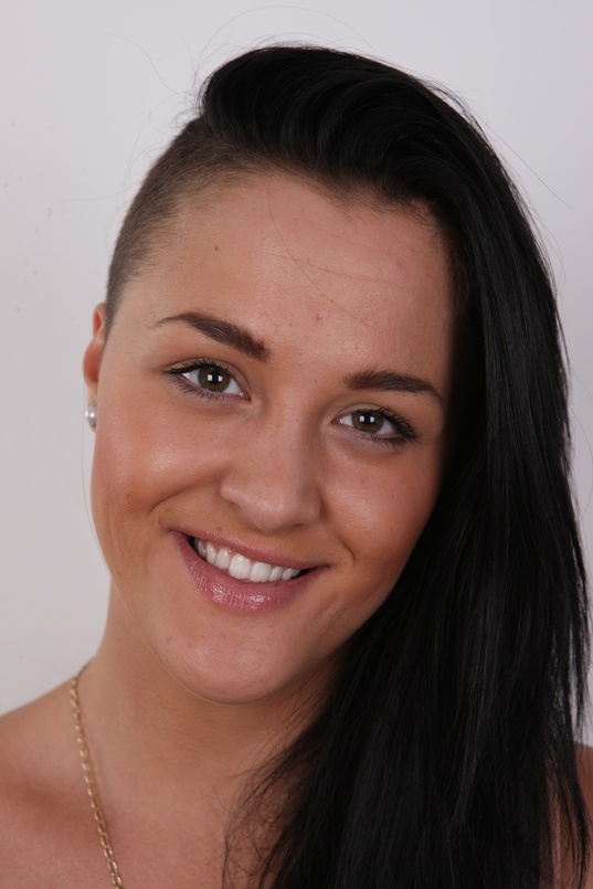 1. Download full pics of Petra (20) from czechcasting.com