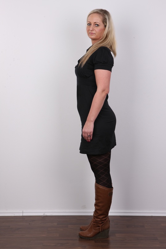 3. Download full pics of Monika (32) from czechcasting.com