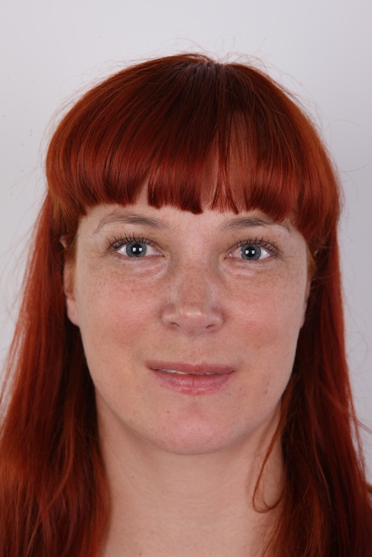 1. Download full pics of Maja (33) from czechcasting.com